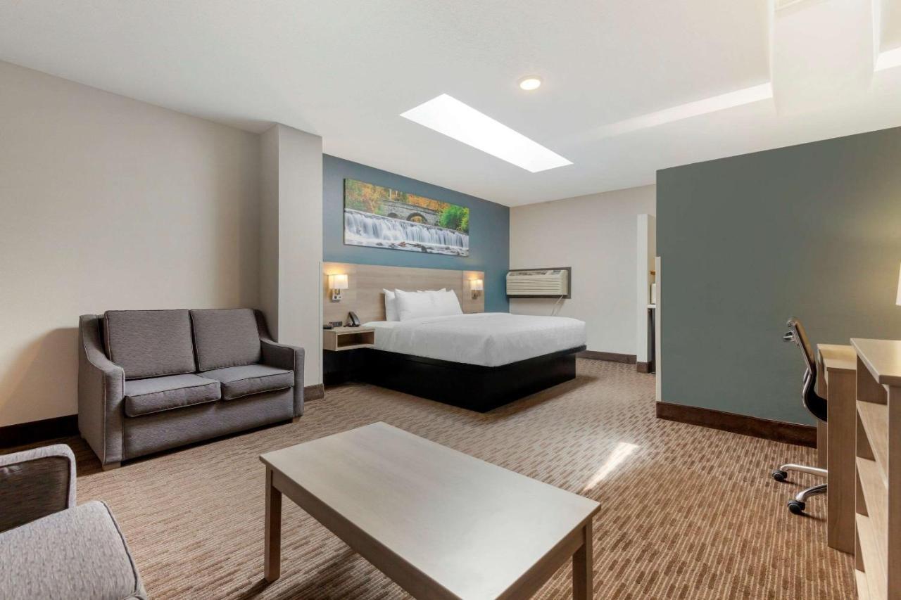 Clarion Pointe Hotel