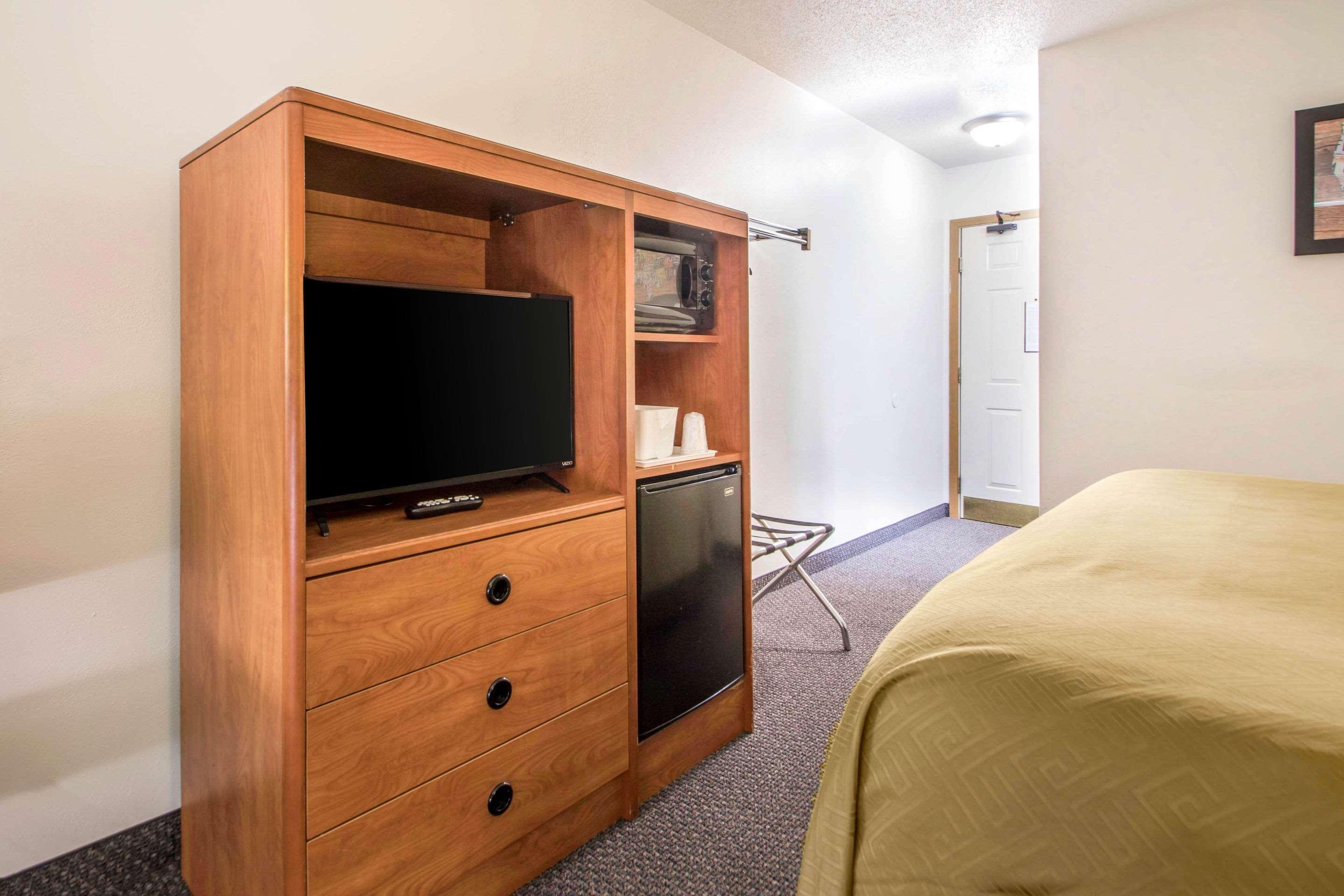 Hotel Clarion Pointe 2*