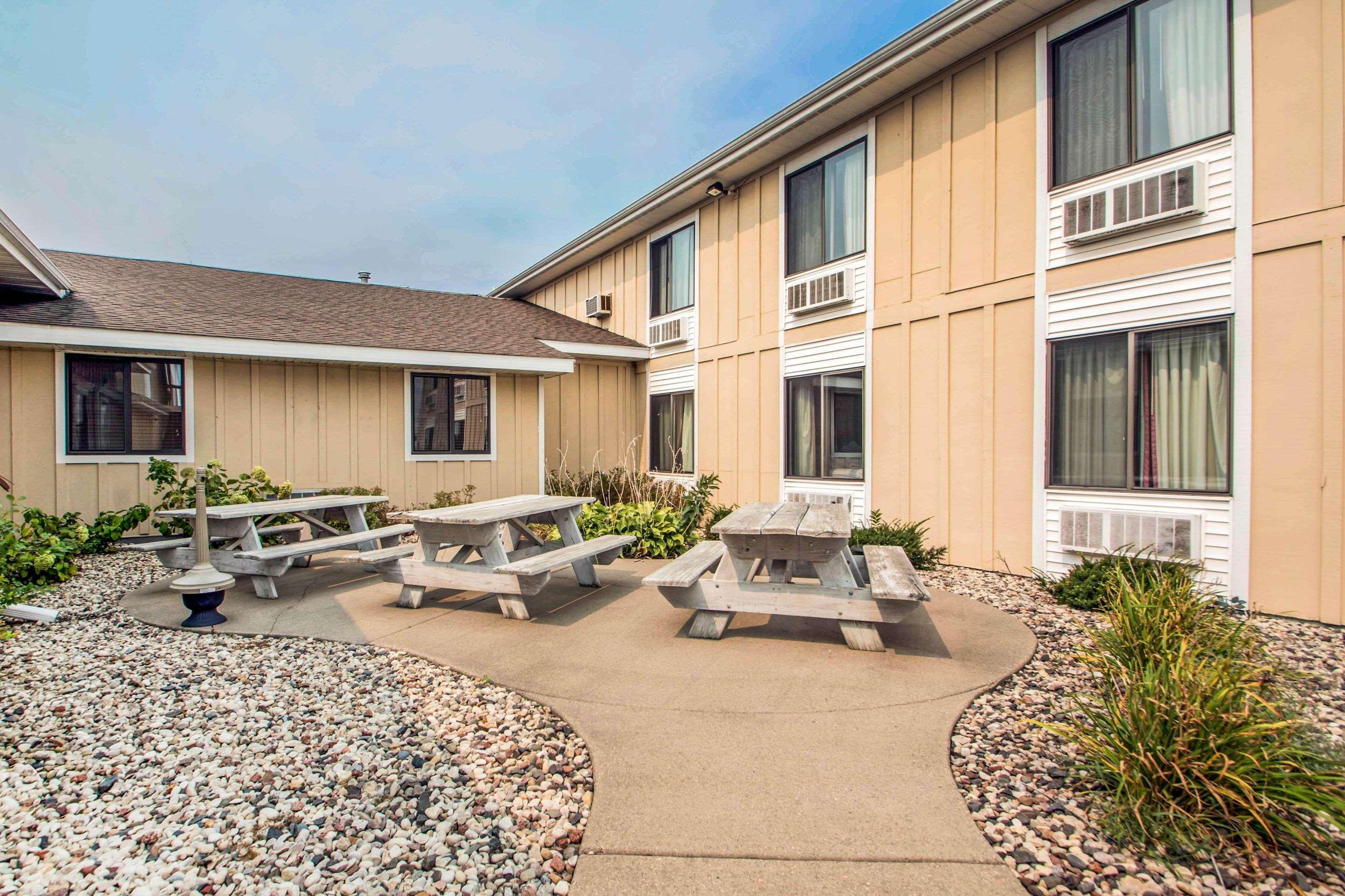 Clarion Pointe Hotel