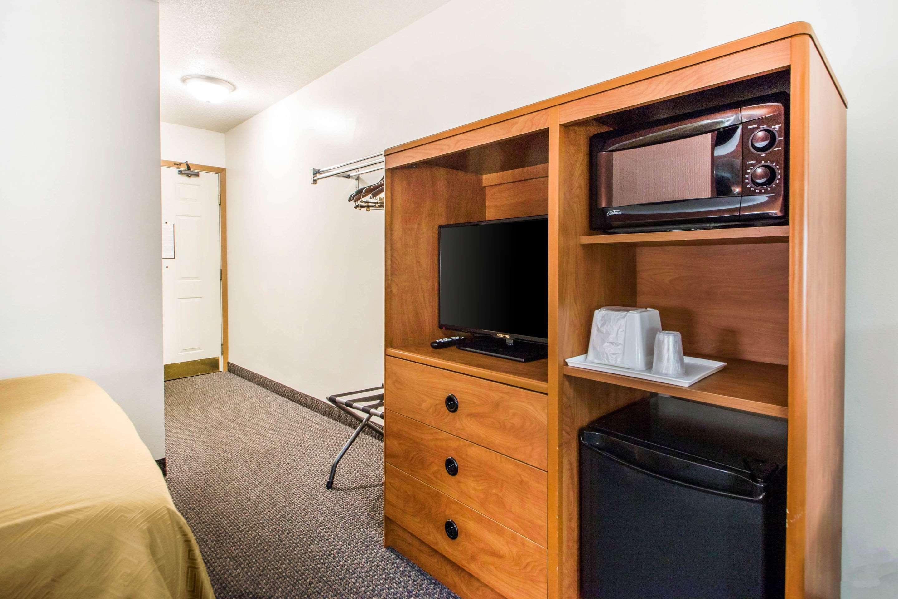 Clarion Pointe Hotel
