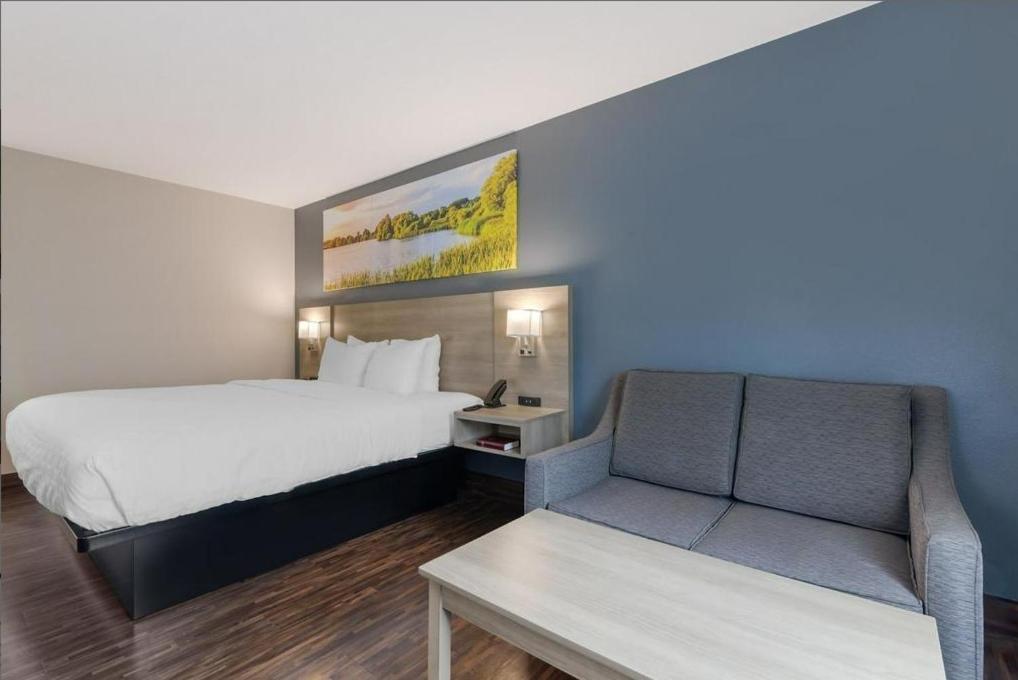 Clarion Pointe Hotel